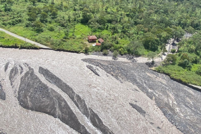 Las autoridades de distintas entidadades sobrevolaron la zona afectada por la correntada del Upano.