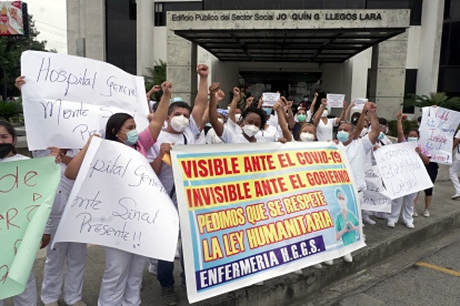 Personal de enfermería del hospital Guasmo Sur y Monte Sinaí protestaron en los exteriores de la Zonal 8 de Salud.