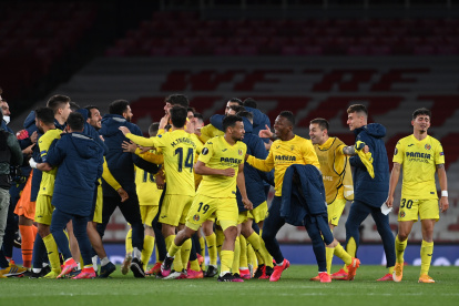 Pervis Estupiñán festeja con sus compañeros la clasificación a la final de la Europa League.