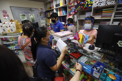 Al igual que la librería Coquito, otros locales han puesto en oferta algunos implementos escolares, para salir de la mercadería guardada desde el año pasado y para ganar clientes en estos tiempos de crisis.