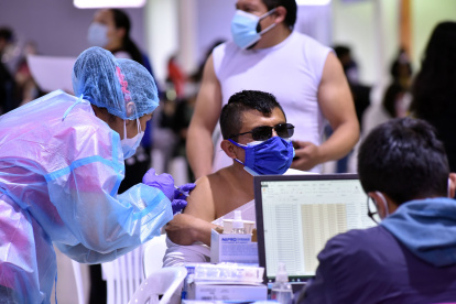 Docentes de varias instituciones educativas se vacunaron el pasado 1 de mayo en el Centro de Exposiciones Quito.