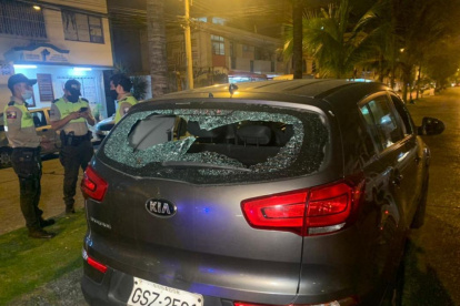 Los impactos de bala podían observarse en el carro en el que se trasladaban las víctimas.
