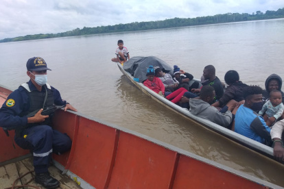 Miembros de la Armada Nacional detectan migrantes ilegales intentando ingresar a Ecuador a través del río Napo.