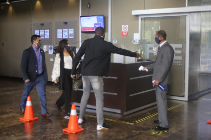 Diligencias. La contralora subrogante Valentina Zárate acudió este viernes a la Fiscalía General.