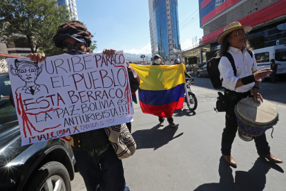 Manifestantes colombianos y bolivianos protestan en la embajada colombiana en La Paz para reclamar que cese la represión a las protestas en Colombia, hoy en el barrio residencial de Calacoto, en el sur de la ciudad.