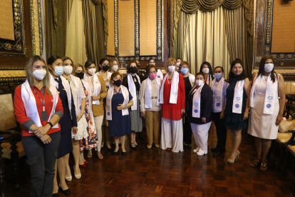 Parte de las guayaquileñas que fueron galardonas por su labor y entrega a la ciudad.