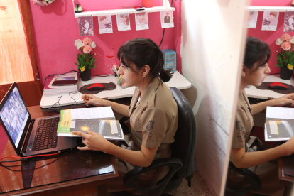 Sofía Campoverde, de la Academia Naval Guayaquil, se conectó vía Zoom en su primer día de clases.