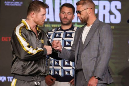 Canelo y Saunders durante el pesaje reglamentario que ambos pasaron la tarde de este viernes 7 de mayo con lo que calentaron aún más el ambiente de la pelea.