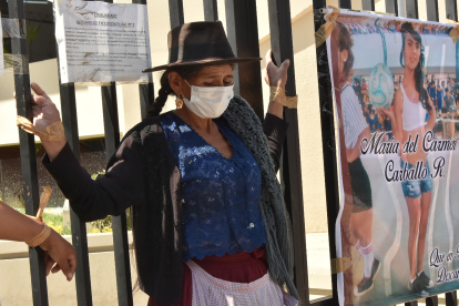 Pilar Reyes, una humilde mujer quechua, protesta atando sus manos con cinta adhesiva a la reja del Tribunal Departamental de Justicia de Cochabamba (Bolivia). EFE/Jorge Abrego