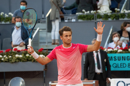 Casper Ruud celebró tras vencer al kazajo Alexander Bublik en el Mutua Madrid Open.