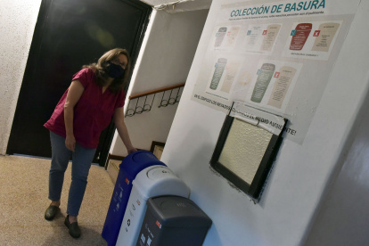 EN EL EDIFICIO NEVADOS,  UBICADO EN EL SECTOR  DE LA AVENIDA GONZALEZ SUARES, SE PONE A PRUEBA UN PROYECTO DE RECICLAJE DE BASURA 



07 mayo de 2021

KARINA DEFAS 

Agencia (ag-expreso ag-extra ag-quito)