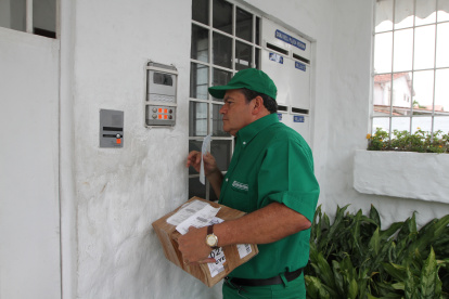 Paquetes comprados durante la semana podrán entregarse durante el toque de queda.

 gerentes dejan la corbatas para ser mensajeros/2013 Guayas,Guayaquil,Ecuador Richard Castro Diario Expreso.