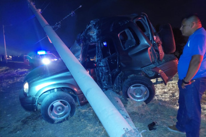 Un carro al perder pista chocó con un poste que lo aplastó.