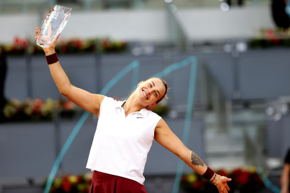 Sabalenka, de 22 años, celebra feliz tras convertirse en reina de Madrid. Es la más joven finalista que ha tenido el torneo.