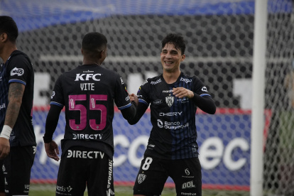 Lorenzo Faravelli (d) marcó un doblete contra el equipo albo.