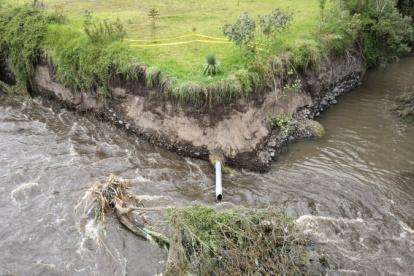 La crecida del río San Pedro, producto de las lluvias, provocó el daño en la línea de conducción.