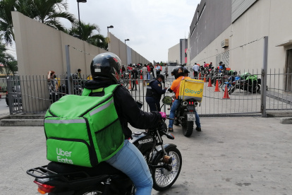 El personal de delivery ingresa por la parte de atrás del Mall de Sur para retirar los pedidos de comida. En la explanada, al fondo, se observan a más personal del servicio a domicilio.