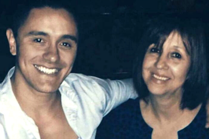 Joey junto a su mamá Ernestina.