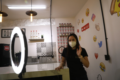 CIUDAD DE MÉXICO. La directora de operaciones de Selfie House, Ale Trejos, detalla acerca de este lugar destinado a los "tiktokers" e "influencers".