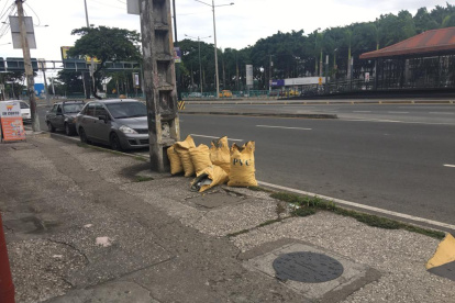 La basura de construcción tirada en la avenida 25 de Julio, que denunciaron los moradores de la ciudadela Nueva de Octubre, al sur de la urbe.