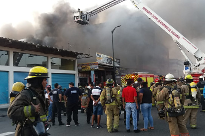 Incendio ocurrido hace unos minutos en el centro de la ciudad, en la avenida Quito y calle Manabía