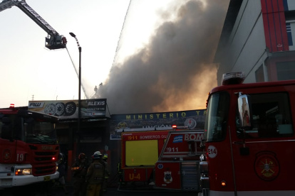 En el lugar todavía se intenta controlar el incendio.