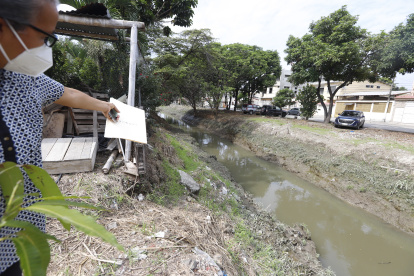 PROBLEMAS DE ASENTAMIENTO EN UN CANAL DE SAMANES 4, MORADORES PIDEN SE SOLUCIONES, 01 DE MAYO  DEL 2021 AMELIA ANDRADE
Guayaquil-Ecuador
Agencia (ag-expreso)