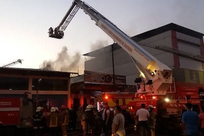 El local donde hubo un incendio el domingo 9 de mayo, en la madrugada del lunes tuvo brasas que se volvieron a prender.