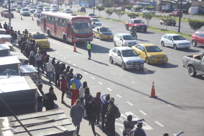 Esta mañana, la suspensión del servicio de transporte generó aglomeraciones en varios puntos de la capital.
