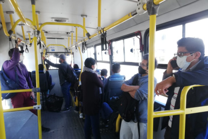 El regreso a la jornada laboral se chocó con la paralización transportista.