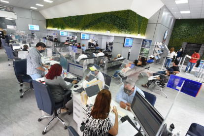 Funcionarios trabajan en ventanilla universal, inaugurada en la administración anterior.