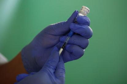 La joven fue hospitalizada por la sobredosis que recibió, pero ya está bien. Bienvenido Velasco / EFE