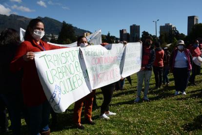 Mientras la directiva de la Cámara de Transporte del DMQ se reunía con el alcalde Jorge Yunda, choferes, ayudantes y demás miembros de las cooperativas protestaron en el parque El Arbolito.