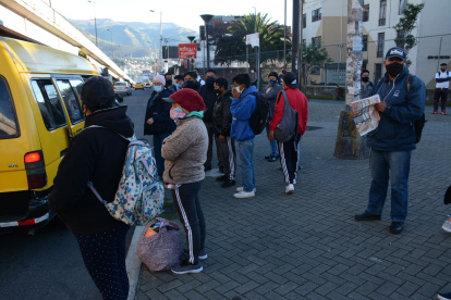 En los exteriores de las terminales, usuarios esperaban ansiosos a las unidades que no laboraron.