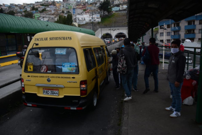 Furgonetas aprovecharon para trasladar a los usuarios por costos de entre $0.50 hasta $ 1.50 según la distancia.