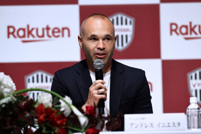Andrés Iniesta durante el anuncio de su renovación por el cuadro japonés.