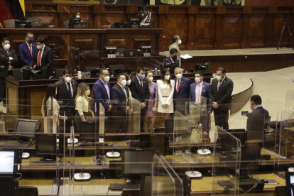 Los legisladores presentes optaron por tomarse fotografías. Para algunos, esta será su último evento en el pleno.