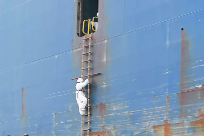 Guardacostas y autoridades sanitarias se acercaron al buque donde murió el filipino.