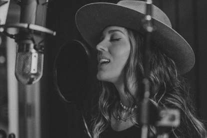 La pieza audiovisual que acompaña el sencillo "Gracias a ti" está cargado de nostalgia.