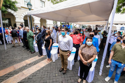 Personal municipal, en un acto público.