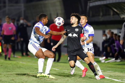 Bragantino superó a Emelec en Brasil y se puso a un punto de los millonarios.