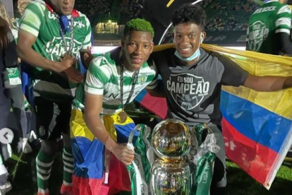 Gonzalo Plata posa con el trofeo alcanzado en el fútbol de Portugal