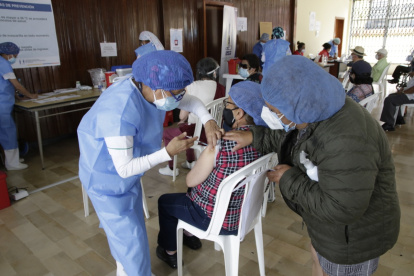 La vacunación que lleva adelante el Gobierno actual ha presentado varios inconvenientes. Las críticas apuntan a la velocidad de inoculación.
