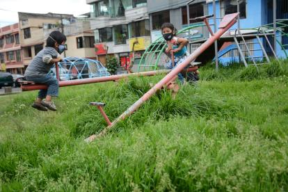 En parque del sur de Quito se encuentran descuidados los vecinos han optado por pagar a personas particulares para que corten la hierba y a mas de esto los juegos estan en mal estado.