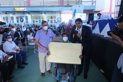 Ceremonia. Christian Escobar (d) es el presidente de la fundación que lleva su nombre.