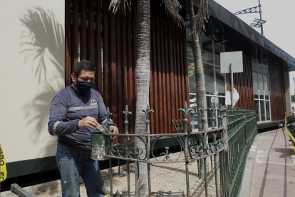 Labor. Un trabajador pintaba, el martes 11 de mayo, las rejas de la estación de la troncal 4 de la Metrovía, ubicada en el centro, en la Villamil.