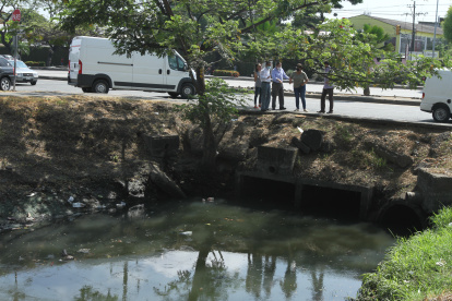 MORADORES DEL SECTOR DE URDENOR 1 PIDEN AL MINICIPIO UN DUCTO CAJON EN LA ZANJA QUE TIENE EL SECTOR YA QUE HAY PERSONAS DEL OTRO CIUDADELA QUE VAN A BOTAR BASURA Y EL MAL OLOR QUE HAY EN LA ZANJA 11 DE MAYO DEL 2021 GUAYAQUIL-ECUADOR