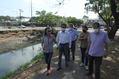 MORADORES DEL SECTOR DE URDENOR 1 PIDEN AL MINICIPIO UN DUCTO CAJON EN LA ZANJA QUE TIENE EL SECTOR YA QUE HAY PERSONAS DEL OTRO CIUDADELA QUE VAN A BOTAR BASURA Y EL MAL OLOR QUE HAY EN LA ZANJA 11 DE MAYO DEL 2021 GUAYAQUIL-ECUADOR