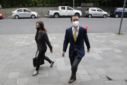 Diligencia. Natalia Cárdenas y su abogado Juan Pablo Ortiz acudieron este martes a la Fiscalía para la versión.