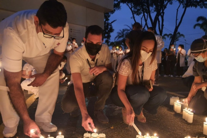 El personal médico y los familiares de los pacientes internados por la pandemia se unen oración.